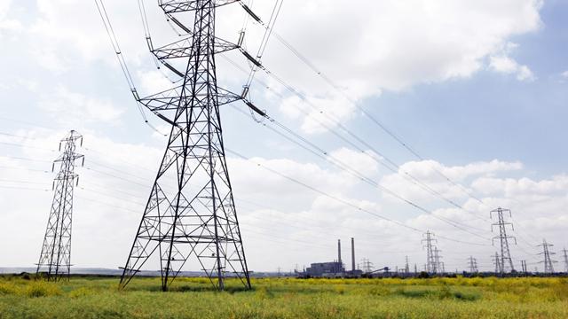 EE_TilburyBPowerStationAndElectricityPylons_640x360.jpg Electricity pylons with transmission lines in fields with Tilbury B Power Station in the background