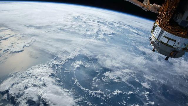 AISatelliteTech_AiDash_640x360.jpg Satellite hovering above the Earth