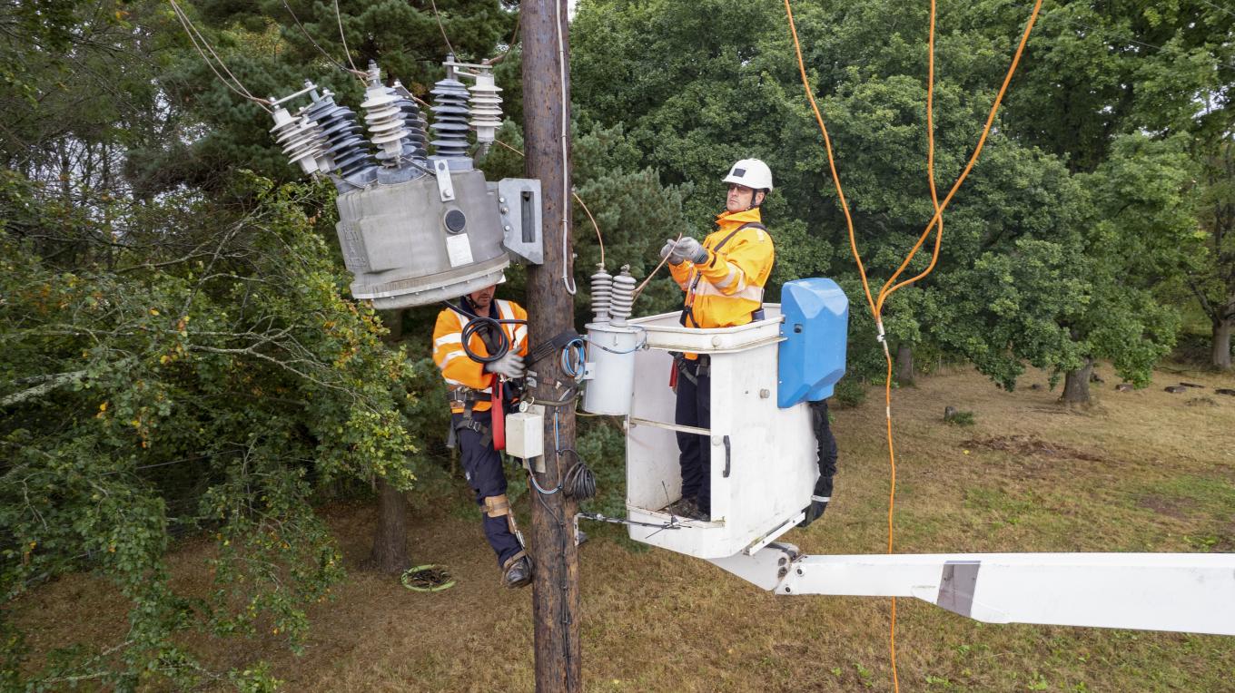 Electricity distribution engineers working on an overhead line.jpg Electricity distribution engineers working on an overhead line