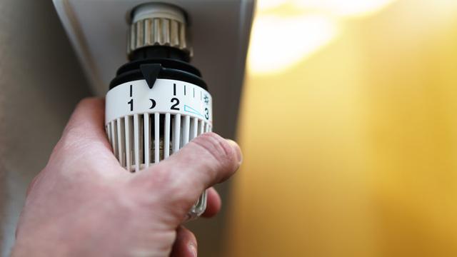 TurningDownRadiatorThermostatValv_640x360.jpg A hand turning down a radiator thermostat valve